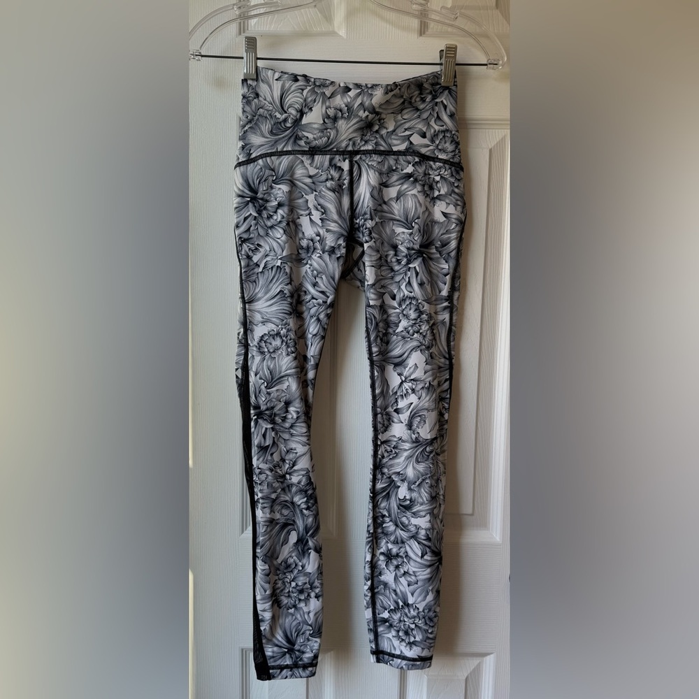 LULULEMON Train Times 7/8 Pants Fractal Alpine White Black Size 4